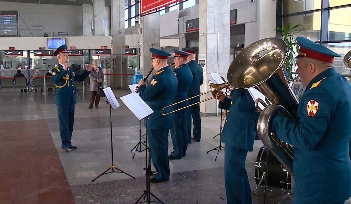 В Пензе военный оркестр Росгвардии устроил праздничный концерт на вокзале
